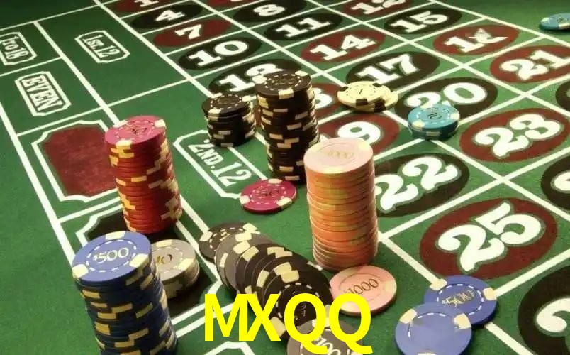 Escena dinámica inspirada en casino con iluminación MXQQ, cartas, fichas e íconos de juegos digitales en un espacio moderno de juegos.